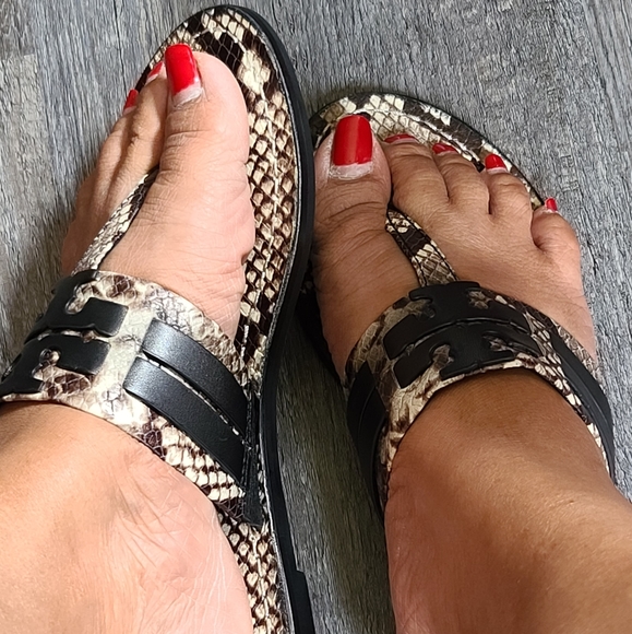 Tory Burch Leigh Snake Print Leather Thong Sandal - Picture 8 of 10